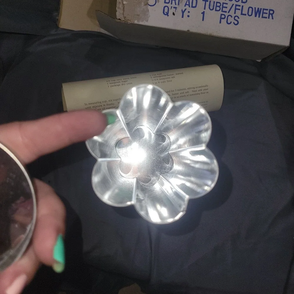 The Pampered Chef Valtrompia Bread Tube Flower Shape #1550 Bread Baking Pan
